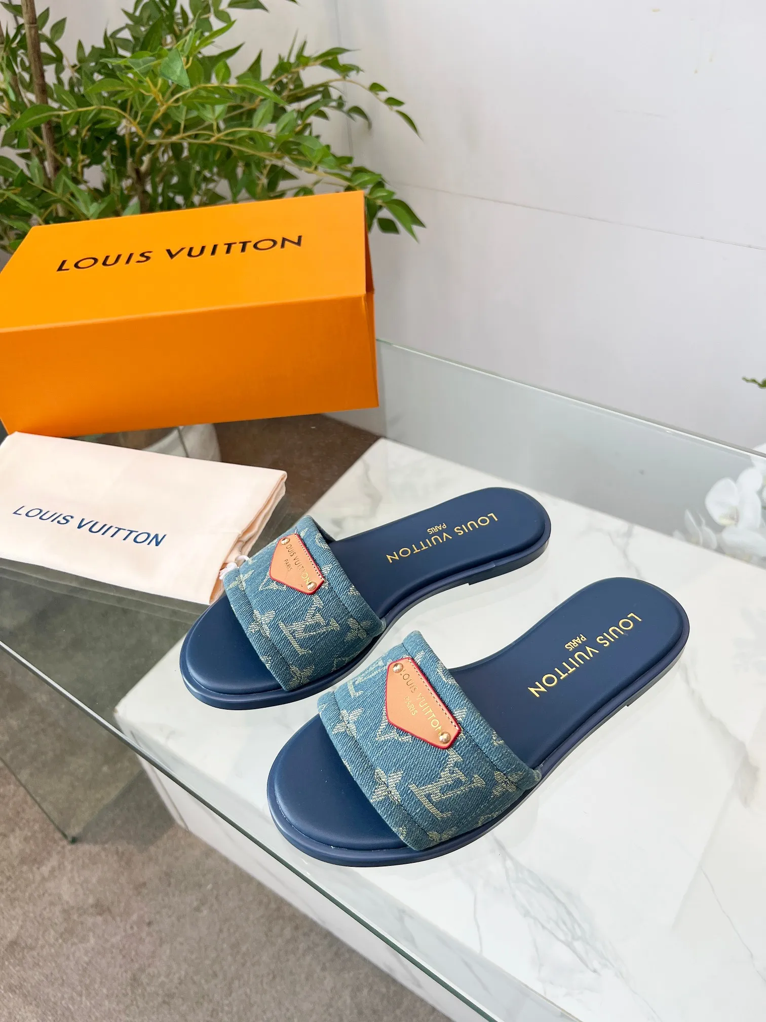 👟👟Ex-factory price 320👟👟 Genuine leather sole +40 Louis Vuitton, 1:1 advanced customization upper, fabric: customized LV special fabric, lining: sheepskin, original molding hardware, code number: 35-42, order with pictures, welcome to send pictures to place an order,